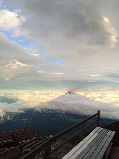 夕方に山小屋から見た、影富士。これもまた幻想的な光景！