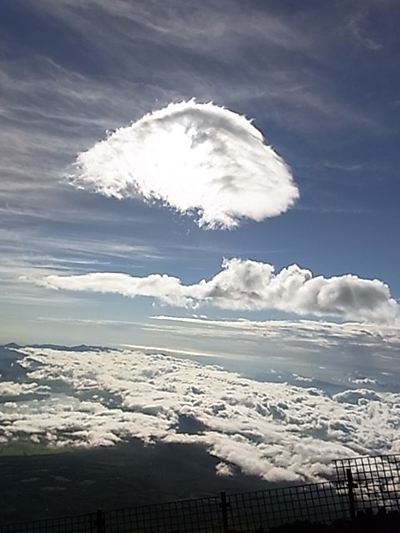 雲富士と呼びたい（笑）、かわいい雲。頂上付近にて