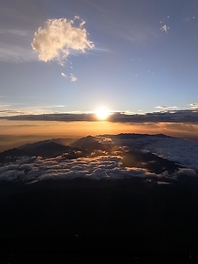 富士山頂で迎える朝、神々しいご来光