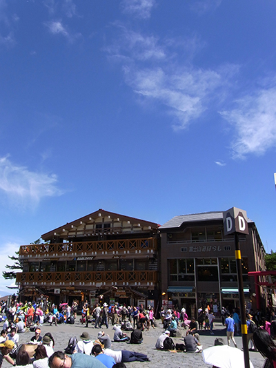 五合目にある富士スバルラインは、お土産屋やレストランが軒を連ねる。吉田ルートから登る人のスタート地点