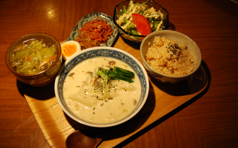 パスタつけ麺ほか、粋なメニューがそろう品川宿