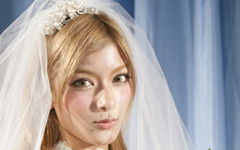 『トワイライト』公開間近！トワイラーター・ローラが花嫁姿で語る