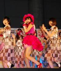 AKB48指原莉乃＆乃木坂46、お互いの健闘をたたえた合同ライブで観客熱狂!