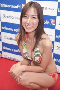 長身しなやかボディーから伸びる　神谷美伽のおみ足に踏まれたい!!