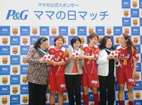 母の日だから、ママに「ありがとう」！「P&G ママの日マッチ」開催 INAC神戸レオネッサ 澤 穂希・大野 忍・近賀 ゆかり選手がママにサッカーボール型カーネーションメダルをプレゼント！