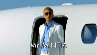 本田圭佑がDITAのサングラスに白いスーツの「Mr.MINTIA」に！ファン騒然