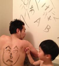 子供のために背中を差し出すお父さん。