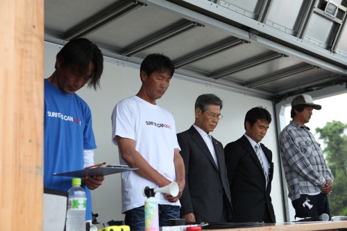 大会前に犠牲者に黙祷を捧げる。写真左から2番目(白いTシャツ)が星利成さん。
(写真提供:sendaishinko.jp)
