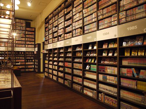 マンガの壁。同館にある約30万点の所蔵資料のうち、地下に収蔵されているマンガ雑誌など貴重資料の一部も閲覧室にて閲覧可能(要登録)