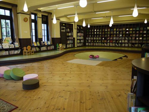 元は職員室だったという「子ども図書館」。小さい子どもが読める絵本が約3,000冊用意されている