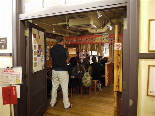 昭和20年代が全盛期の街頭紙芝居は、マンガやアニメの源流ともいわれる。現役の紙芝居師が毎日、紙芝居を行う