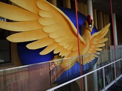 「火の鳥」のオブジェ。(C)手塚プロダクション。約11メートルに及ぶ巨大オブジェは京都の仏像彫刻の技術をもって製作されたという