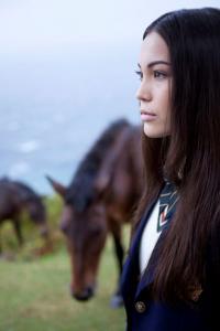 井手綾香、グラミー賞ノミネートの祖父を持つ17歳シンガーソングライター、メジャーデビュー