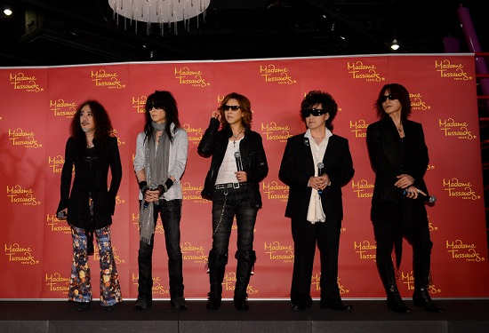 X JAPAN、21ヶ月ぶりにメンバー全員集合、等身大フィギュアをお披露目