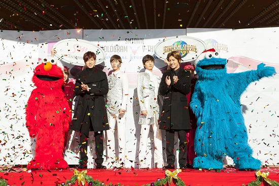 東方神起、USJで開催のホログラム・ライヴ専用シアターOPセレモニーにサプライズ登場