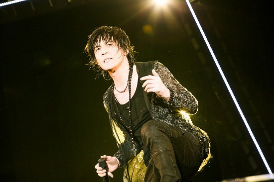 氷室京介、満身創痍! 肋骨の骨折をおしてツアー最終公演で熱唱 「命がけで歌います」