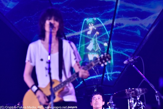BUMP OF CHICKEN 東京ドームでスペシャルな演出続出、初音ミクとリアルタイム共演も