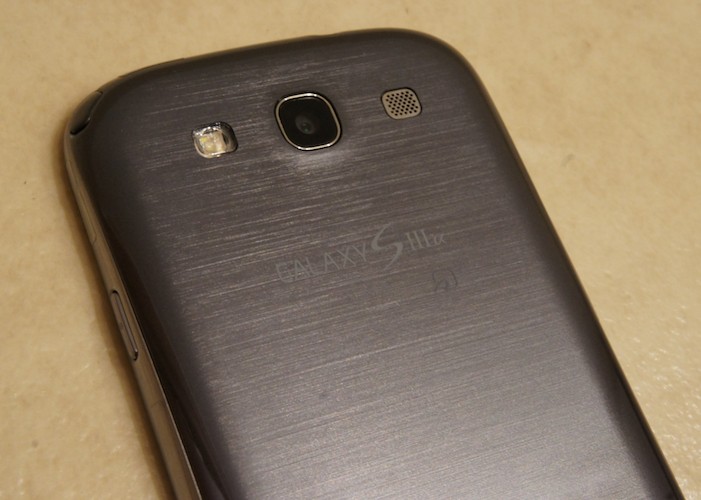 「GALAXY S III α SC-03E」の本体カラーはチタニウムグレーとサファイアブラックの2色。写真はチタニウムグレー。