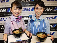 左がアメリカ路線で提供される醤油ラーメン「ふるさと」、右がヨーロッパ路線で提供されるとんこつラーメン「そらとん」