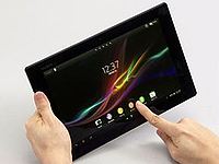 ソニーの10.1型Androidタブレット「Xperia Tablet Z」は、6.9～7.2ミリ厚で約495グラムの超薄型軽量ボディに、容量6000ミリアンペアアワーのバッテリーを詰め込んでいる