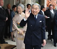 英国公式訪問中の天皇、皇后両陛下は18日、ロンドン郊外のウィンザー城で開かれたエリザベス女王の即位60周年を祝う同女王夫妻主催の昼食会に出席された。写真は宿泊先のホテルを出発する両陛下(代表撮影) 【時事通信社】