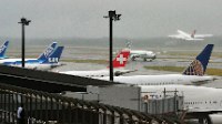 成田空港は２０日、開港３５周年を迎えた。Ｂ滑走路の延伸と地元との合意を基に、発着枠は３月から１０年前に比べて１．４倍の年２７万回に増加。２０１５年３月をめどに年３０万回を目指して整備が進められている。 【時事通信社】
