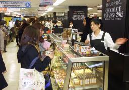 女性客でにぎわう西武池袋本店のチョコレート売り場=27日午後、東京都豊島区