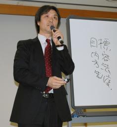 北朝鮮の国内情勢について講演する拉致被害者の蓮池薫さん=28日午後、新潟市