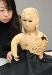 　松江市の島田１号墳から出土し、復元された人物埴輪。全国的にも例がないオールバックのような髪形の男子像だったことが分かった＝３１日、島根県庁