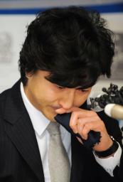 　引退記者会見で涙ぐむサッカー元韓国代表の安貞桓＝３１日、ソウル（共同）
