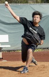 　トライアウト前日、投球練習をする前横浜の真田＝９日、ロサンゼルス（共同）
