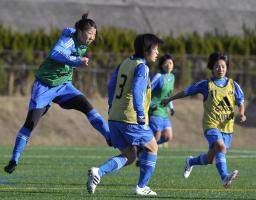 U―20代表候補との試合でシュートを放つ大滝(左端)=和歌山県内