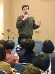 「さよなら原発ヒロシマの会」の発足の集いで意気込みを語るアーサー・ビナードさん=12日午後、広島市