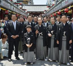 歌舞伎、亀治郎さん浅草でお練り 襲名控え、香川さん親子も