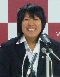 　ボート女子シングルスカルで五輪出場を決め、笑顔で抱負を語る榊原春奈＝１６日午後、東京都新宿区
