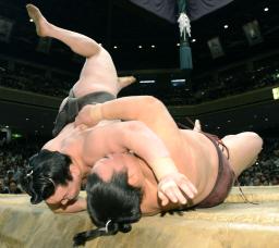 白鵬が寄り倒しで稀勢の里を下す=両国国技館