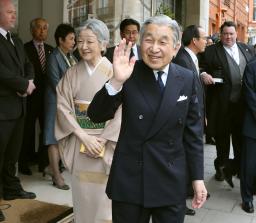 即位60周年を記念したエリザベス女王夫妻主催の昼食会に出席するため、宿泊先のホテルを出発される天皇、皇后両陛下=18日、ロンドン(代表撮影・共同)