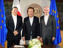 　会談を前に記念写真に納まる（左から）バローゾ欧州委員長、野田首相、ファンロンパイＥＵ大統領＝１８日、米ワシントン近郊キャンプデービッド（内閣広報室提供・共同）