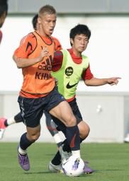 練習試合でドリブルで攻め込む本田(左)=埼玉県内