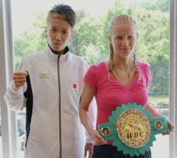 WBC女子フライ級タイトルマッチの調印式を終え、ポーズをとる挑戦者の真道ゴー(左)と王者のレナタ・セベレディ=18日、和歌山市