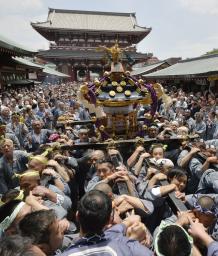 浅草神社の三社祭で浅草寺の境内を練り歩くみこし=18日午前、東京・浅草