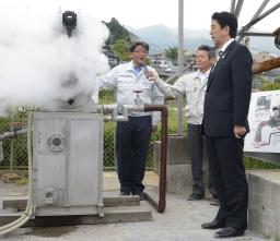 　「湯けむり発電」の様子を見学する安倍首相（右）＝１８日午後、大分県別府市