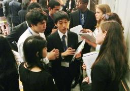 　１８日、ニューヨークで開かれた「グローバル・クラスルーム国際模擬国連大会」で協議する日本の高校生（中央）ら（共同）