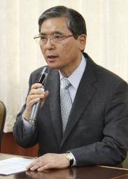 　元副学長の懲戒解雇処分を決定し、記者会見する秋田大の吉村昇学長＝２０日午後、秋田市