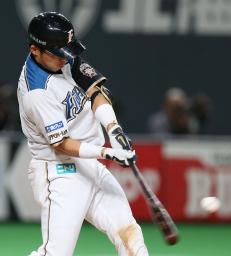 　７回日本ハム２死、大引が左越えに勝ち越しソロを放つ＝札幌ドーム