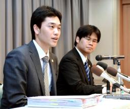 　校内でいじめを受けたとして香川県綾川町などを提訴し、記者会見するパキスタン国籍の少年側弁護団＝２１日午後、高松市