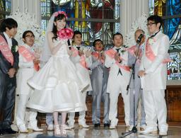 　ゼクシィ新ＣＭ発表会で、松井愛莉（手前左）にプロポーズするビビる大木（右端）＝２１日、東京都内