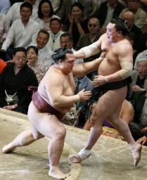 稀勢の里が日馬富士を寄り切り、12戦全勝を守る=両国国技館
