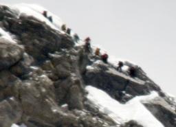 　エベレストの南峰付近を下山中の三浦雄一郎隊＝２３日、ネパール・カラパタールから撮影（共同）