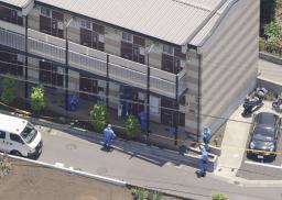 　女性が刺された現場付近を調べる捜査員ら＝２４日午前１１時４５分、神奈川県海老名市で共同通信社ヘリから
